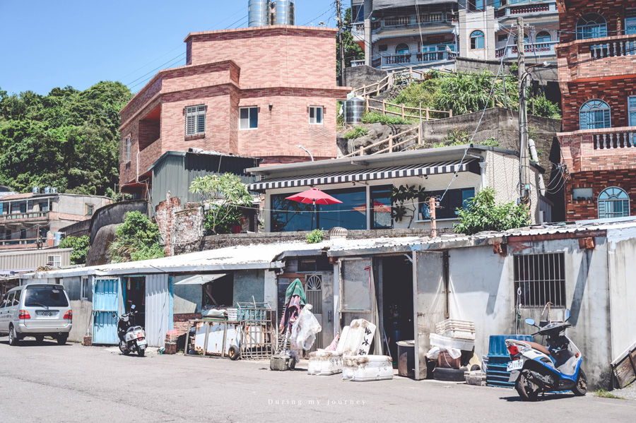 《新北金山》海上日出磺港2號店 藏身漁港小村裡遺世獨立的咖啡廳、對望迷人的北海岸山海景 @我的旅圖中 during my journey