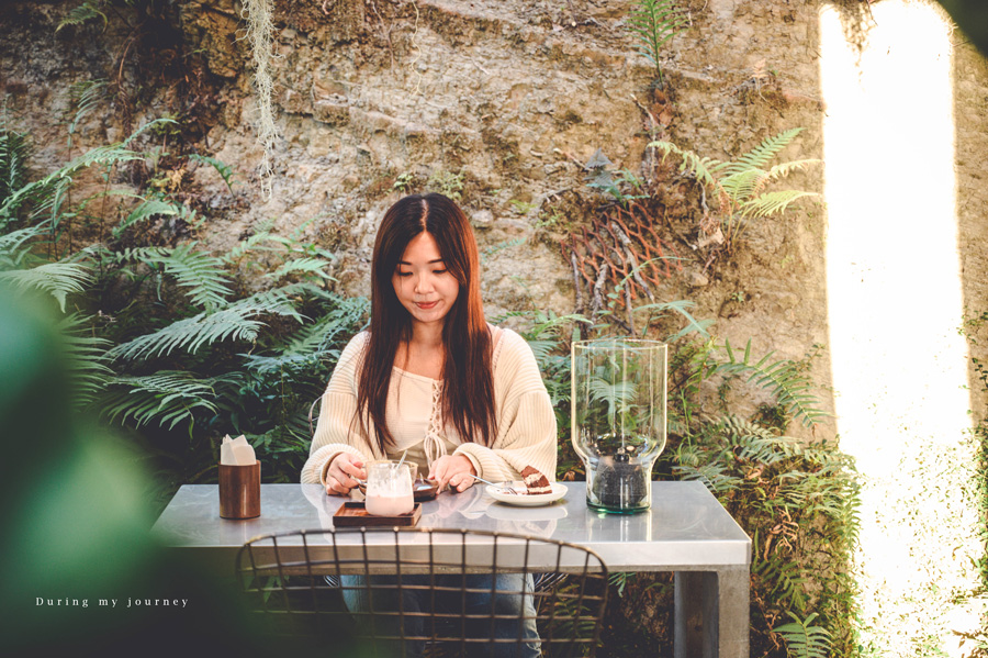 《桃園復興》嚴咖啡 a yen cafe 山壁旁享用愜意的下午茶、復興山上的工業風清水模咖啡廳 @我的旅圖中 during my journey