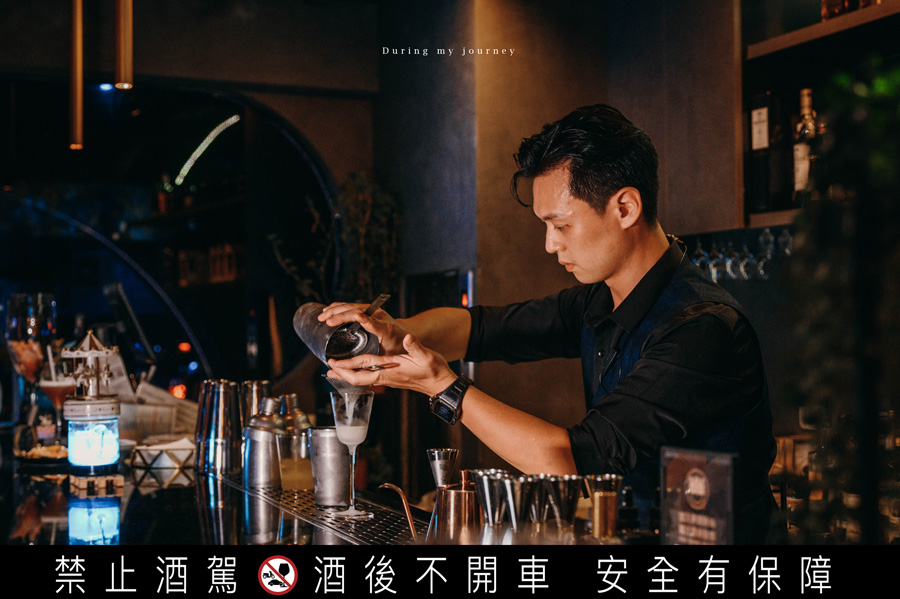 《新北板橋》Run Round Bistro 奔跑小酒館 流連在霓虹燈裡的迷幻夜色、佐上異國料理和特色調酒的餐酒館 @我的旅圖中 during my journey