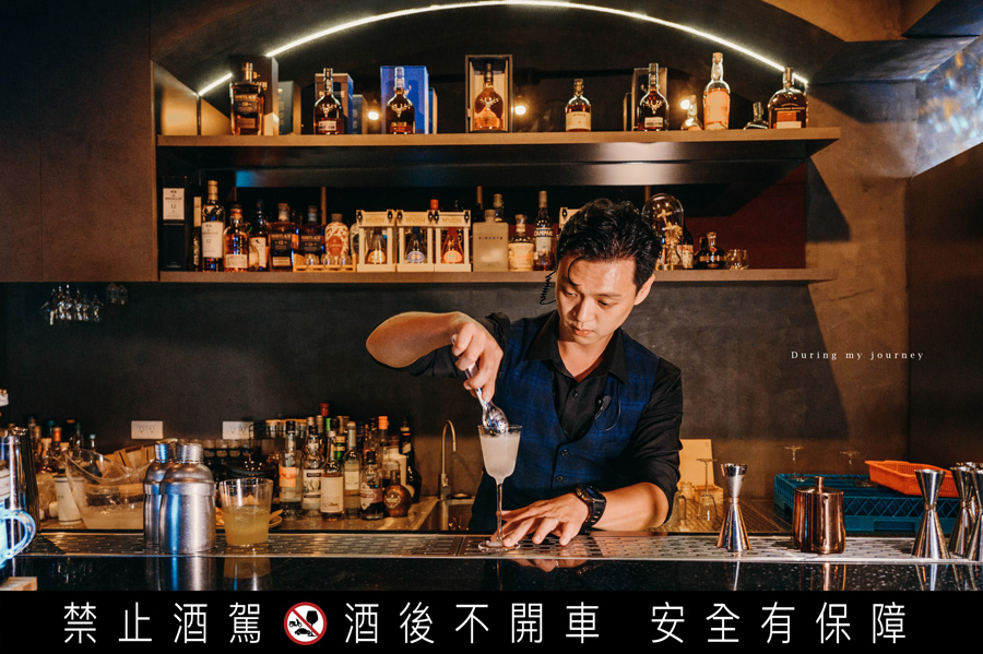 《新北板橋》Run Round Bistro 奔跑小酒館 流連在霓虹燈裡的迷幻夜色、佐上異國料理和特色調酒的餐酒館 @我的旅圖中 during my journey