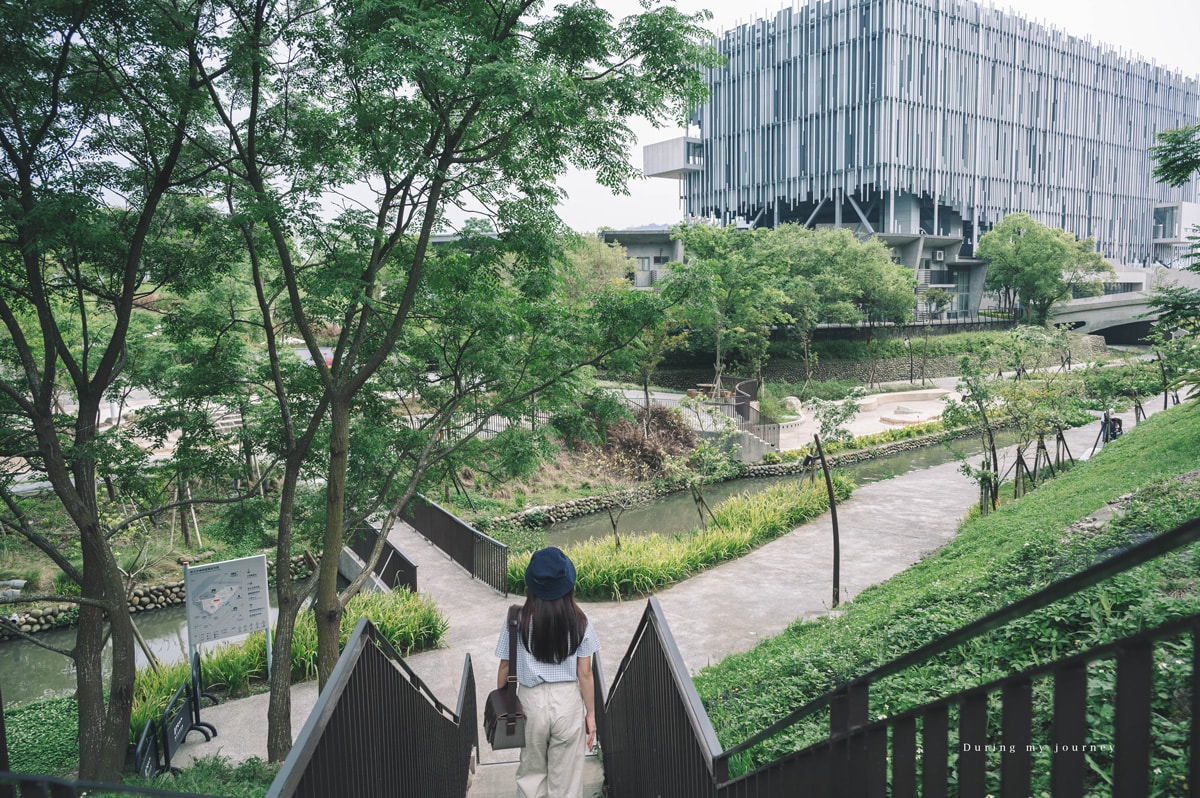 《新北鶯歌》新北市美術館 2025三鶯綠建築新景點、蘆葦叢中的藝術殿堂 - 第2張圖 Dsc 3270