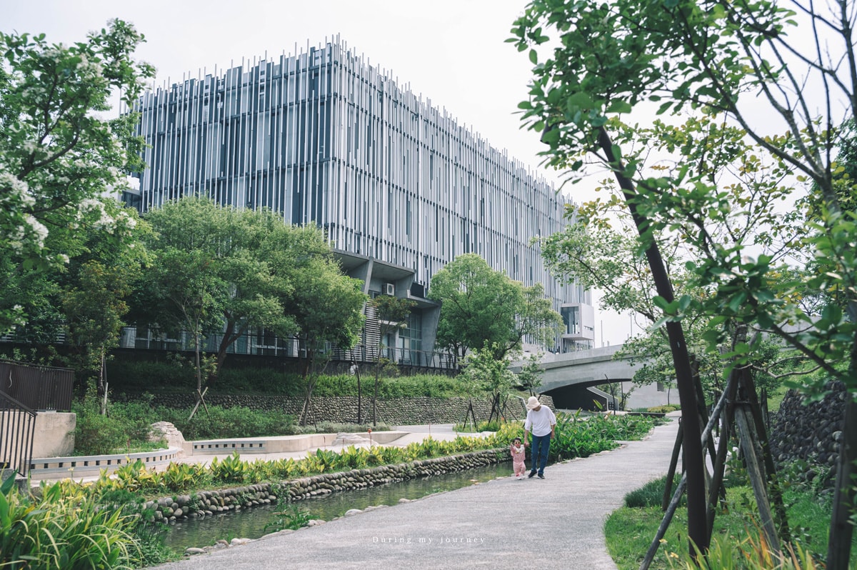 《新北鶯歌》新北市美術館 2025三鶯綠建築新景點、蘆葦叢中的藝術殿堂 - 第3張圖 Dsc 3286