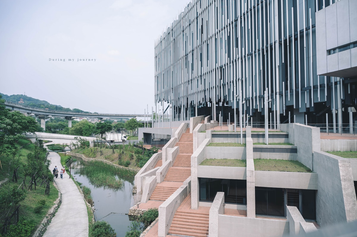 《新北鶯歌》新北市美術館 2025三鶯綠建築新景點、蘆葦叢中的藝術殿堂 - 第4張圖 Dsc 3297