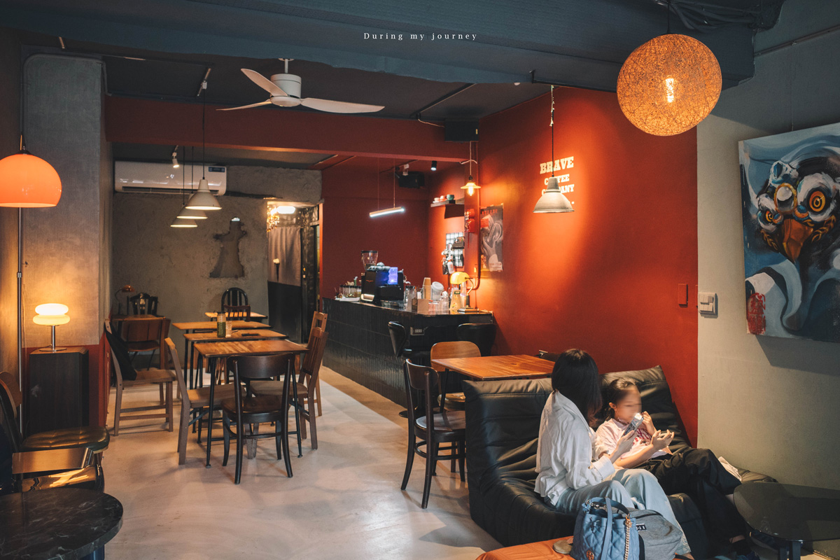 《新北永和》咖啡 梟 BraveCoffeeCompany 自由溫室二店開啟夜幕新篇章、鄰近永安市場的深夜咖啡廳 - 第4張圖 R0006111