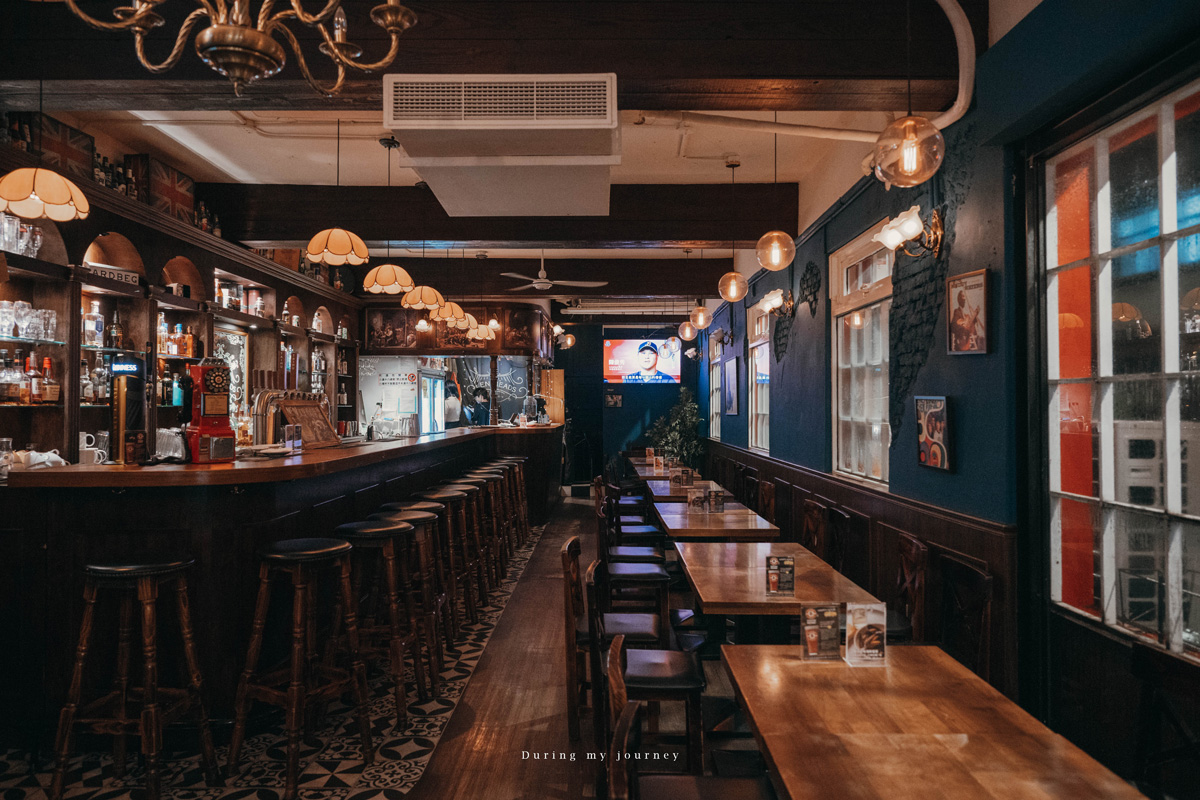《新北板橋》Lane 72 Bistro 英式餐酒館 藏在城市裡的英倫風復古小酒館、江子翠氛圍感滿分的駐唱酒吧 - 第4張圖 Dsc 4859