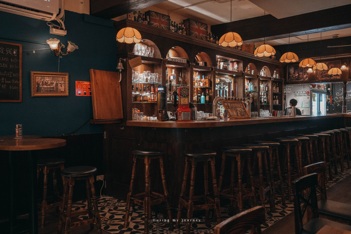 《新北板橋》Lane 72 Bistro 英式餐酒館 藏在城市裡的英倫風復古小酒館、江子翠氛圍感滿分的駐唱酒吧 - 第5張圖 Dsc 4864
