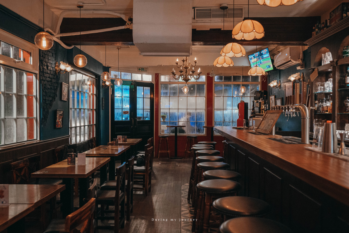 《新北板橋》Lane 72 Bistro 英式餐酒館 藏在城市裡的英倫風復古小酒館、江子翠氛圍感滿分的駐唱酒吧 - 第7張圖 Dsc 4890