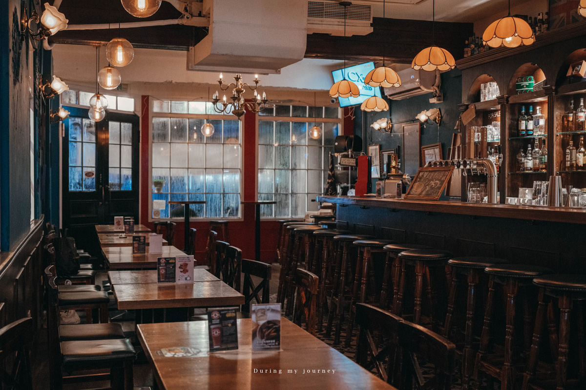 《新北板橋》Lane 72 Bistro 英式餐酒館 藏在城市裡的英倫風復古小酒館、江子翠氛圍感滿分的駐唱酒吧 - 第10張圖 Dsc 4919