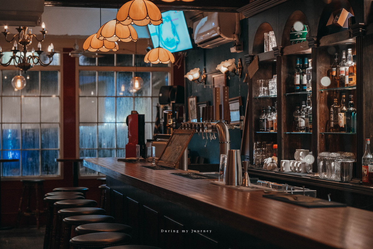 《新北板橋》Lane 72 Bistro 英式餐酒館 藏在城市裡的英倫風復古小酒館、江子翠氛圍感滿分的駐唱酒吧 - 第8張圖 Dsc 4927