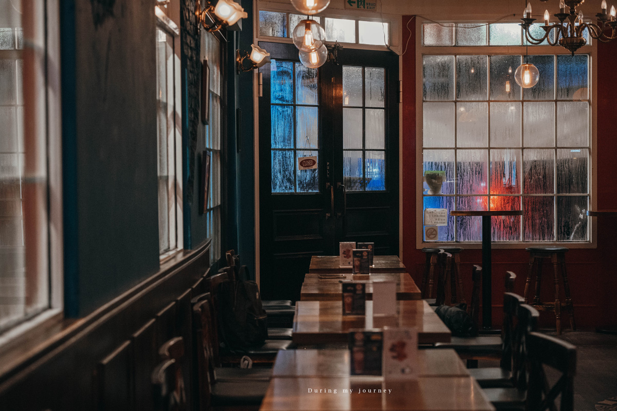 《新北板橋》Lane 72 Bistro 英式餐酒館 藏在城市裡的英倫風復古小酒館、江子翠氛圍感滿分的駐唱酒吧 - 第9張圖 Dsc 4928