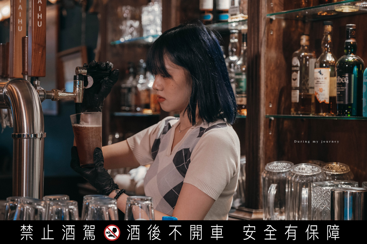 《新北板橋》Lane 72 Bistro 英式餐酒館 藏在城市裡的英倫風復古小酒館、江子翠氛圍感滿分的駐唱酒吧 - 第18張圖 Dsc 5160