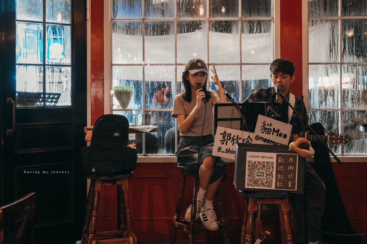 《新北板橋》Lane 72 Bistro 英式餐酒館 藏在城市裡的英倫風復古小酒館、江子翠氛圍感滿分的駐唱酒吧 - 第27張圖 Dsc 5198