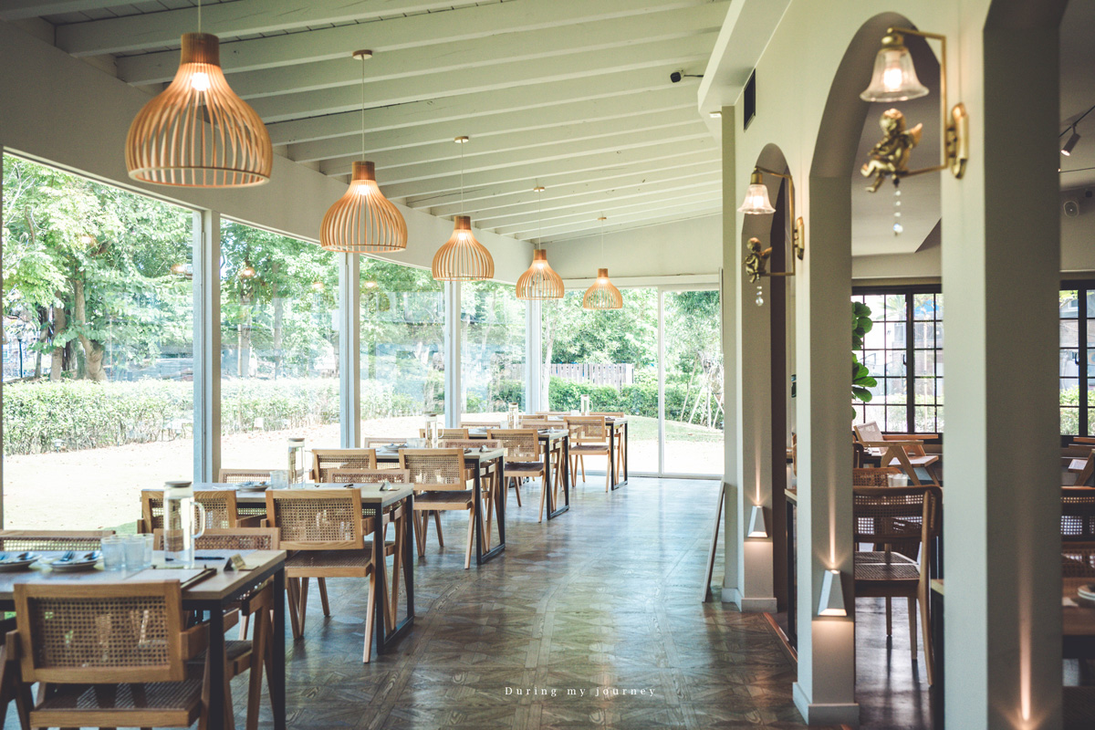 《桃園龍潭》The畔 cafe&dining 坐擁大片綠意的湖畔景觀餐廳、在宛如歐洲莊園的白色洋房用餐 - 第4張圖 Dsc 91590