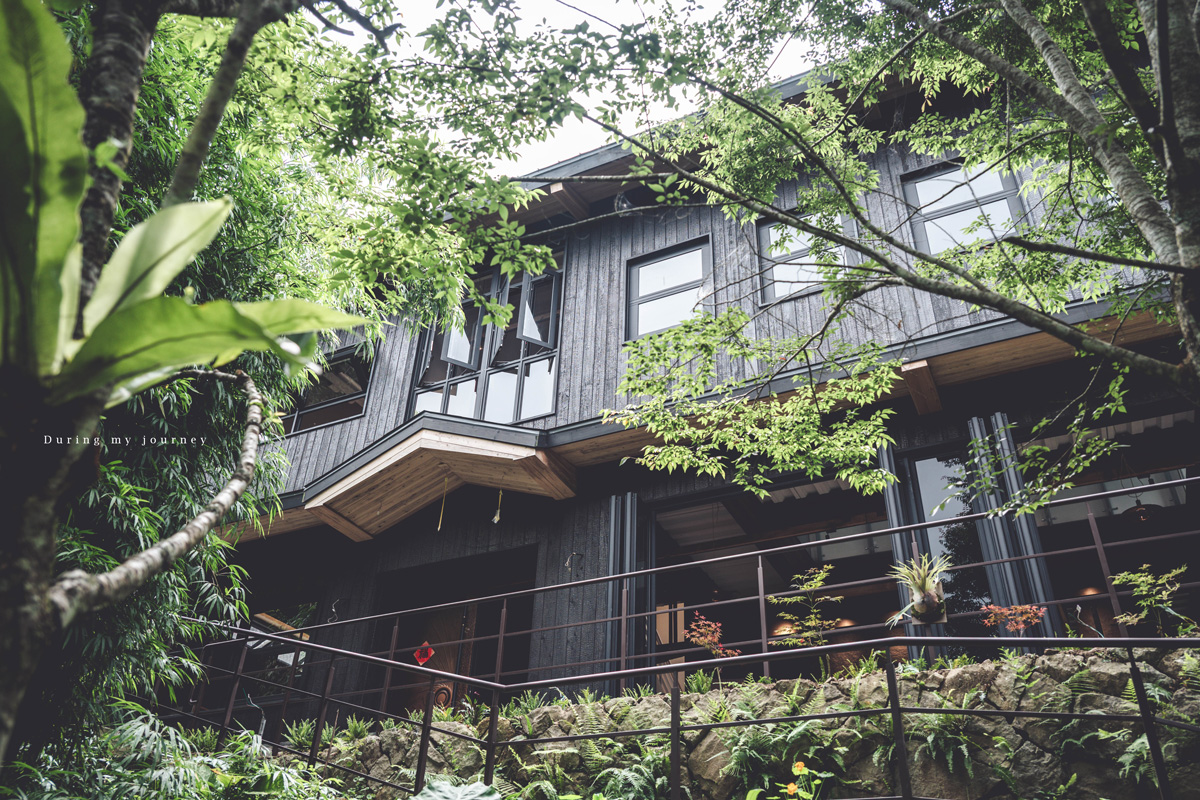 《嘉義竹崎》杉墨日禾 新開幕！被杉林與雲霧包圍的黑色木屋、阿里山仙氣秘境咖啡廳