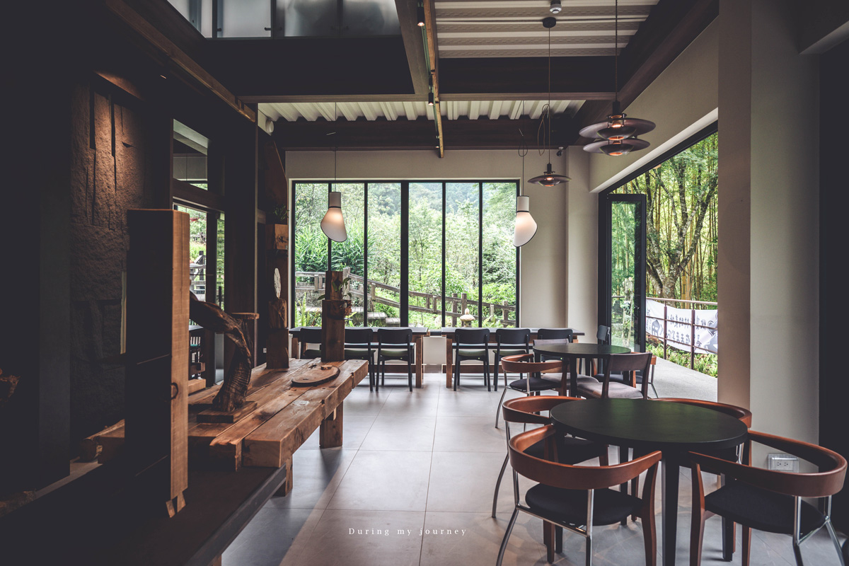 《嘉義竹崎》杉墨日禾 新開幕！被杉林與雲霧包圍的黑色木屋、阿里山仙氣秘境咖啡廳