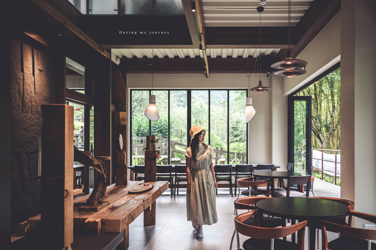 《嘉義竹崎》杉墨日禾 新開幕！被杉林與雲霧包圍的黑色木屋、阿里山仙氣秘境咖啡廳