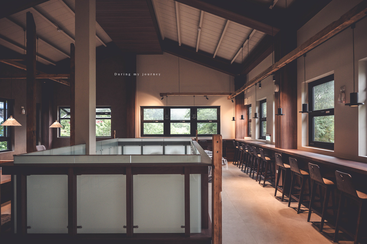 《嘉義竹崎》杉墨日禾 新開幕！被杉林與雲霧包圍的黑色木屋、阿里山仙氣秘境咖啡廳