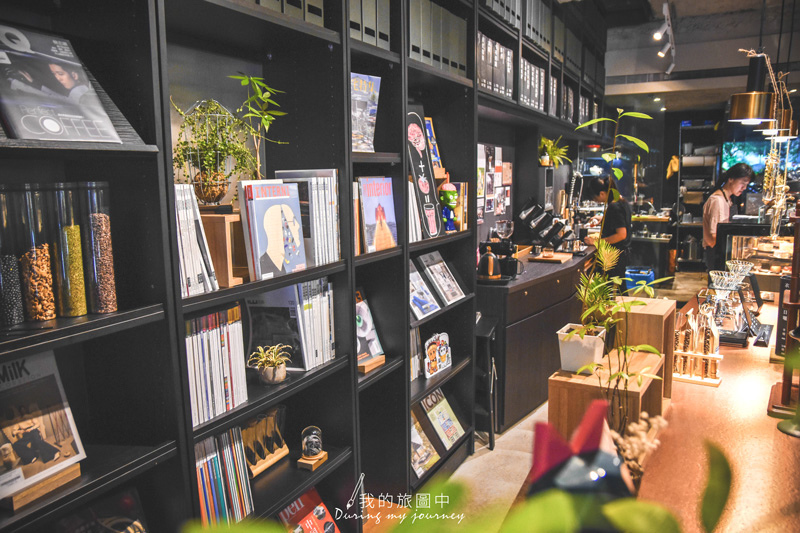 《台北中山》Library134 飄來咖啡香的設計風圖書館、不限時/有wifi @我的旅圖中 during my journey
