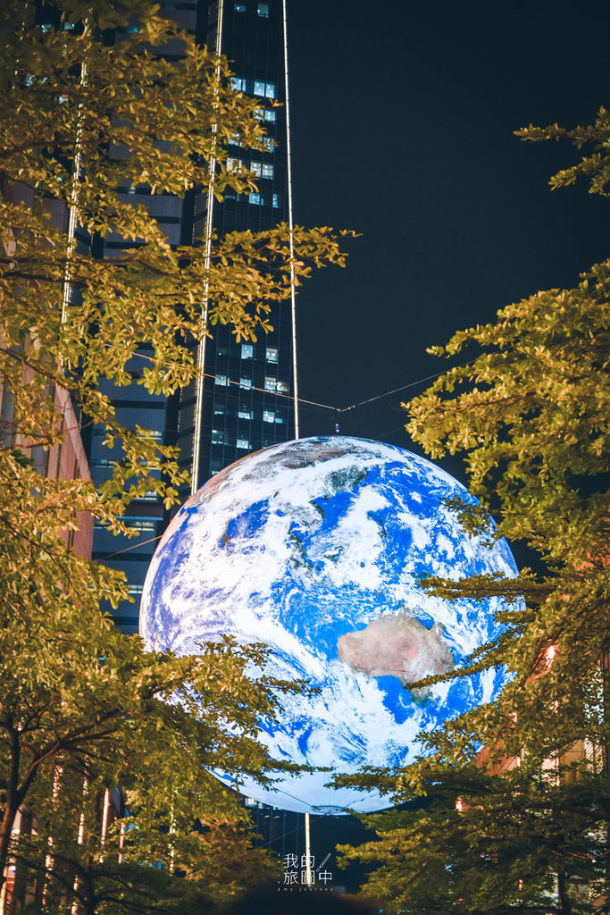 《台北信義》香堤大道 在台北繁華的夜裡看見蓋亞地球、人類登月50週年紀念 @我的旅圖中 during my journey