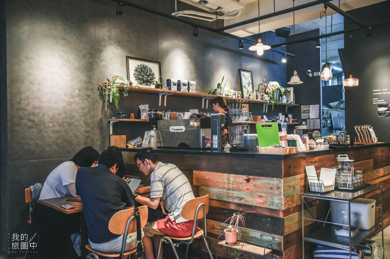 《台中東區》AIYO Cafe 由老宅新生，角落藏著自然綠意的早午餐 @我的旅圖中 during my journey
